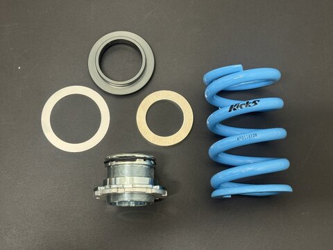 GSX-R125/150用　kicks製スプリング/プリロードアジャスターセット
