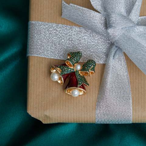 ロンドンDebehnams厳選　クリスマスベルブローチ　Jon Richard Gold Plated Fushcia Christmas Bells Brooch