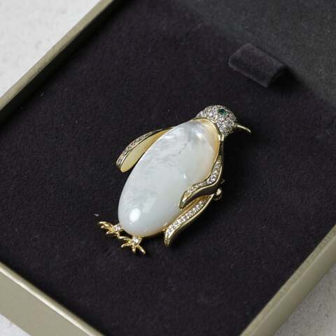 送料無料　ロンドンDebehnams厳選　ペンギンクリスマスブローチ　Jon Richarda Christmas Brooch