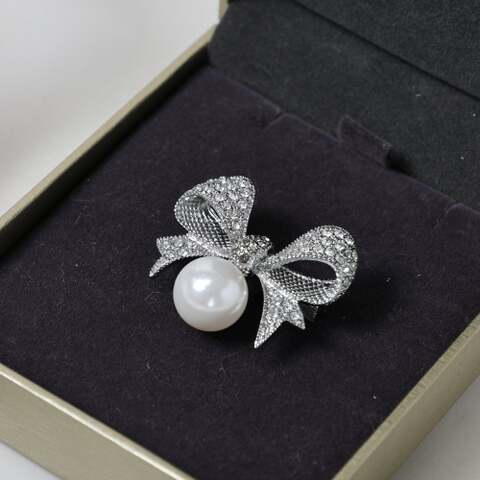 ロンドンDebehnams厳選　パール＆リボンクリスマスブローチ　Jon Richarda Christmas Brooch