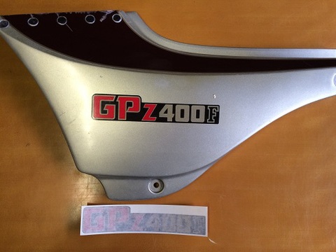 GPz400Fサイドカバーステッカー(ゴールド/レッド)
