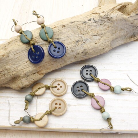 ボタンとウッドビーズのピアス