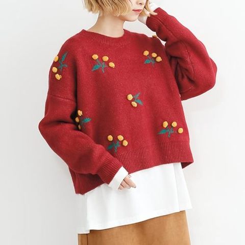 黄色い木の実の真っ赤なセーター