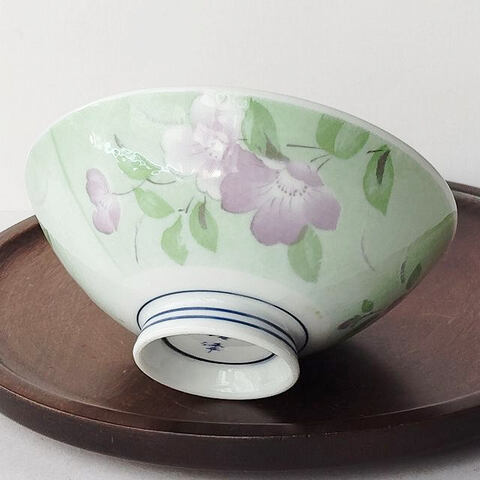 薄黄緑背景に紫の可憐な花柄が優しい中平茶碗/昭和平成レトロ食器