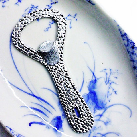 レトロな栓抜き【うろこ柄】懐かしい瓶ビールに♪アクセサリーに♪