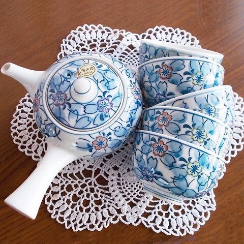 昭和レトロな有田焼き/水色にピンクの桜がとても可愛い桜の花散らし小茶器セット(急須1+湯呑み5)