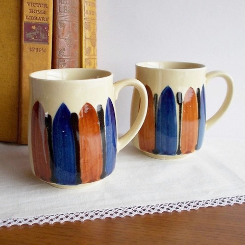 昭和レトロ食器/紺＆茶色アート柄のアイボリー陶器マグカップ