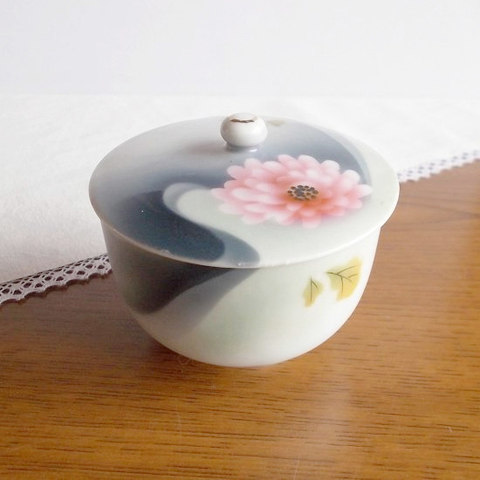 古い時代の【九谷泰山】ピンク牡丹花グレー雲ぼかし図柄蓋付き湯呑み