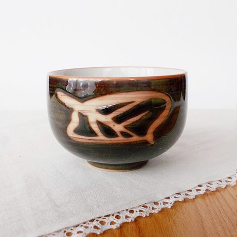 昭和レトロ湯のみ【織部刷毛目口朱抜き葉っぱ柄】