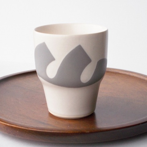 ユニークなグレー葉模様レトロモダン柄マロン湯呑み