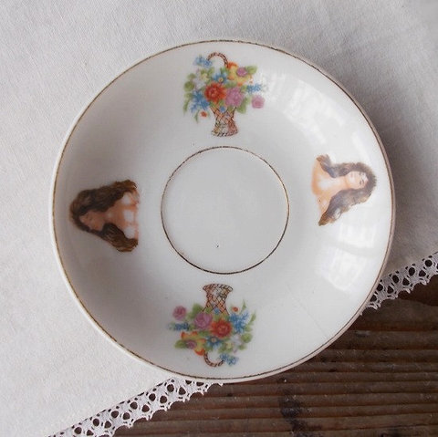 古い時代の個性的な小皿/金フチライン・レディ女性像と豪華な花籠図柄