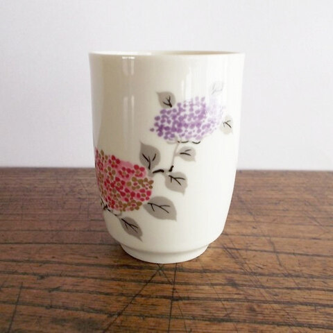 ピンクや紫のアジサイのレトロアイボリー長湯呑み