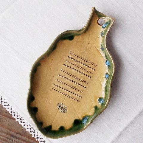 昭和レトロな食卓に…/織部色葉っぱの形の陶器おろし皿/おろし金