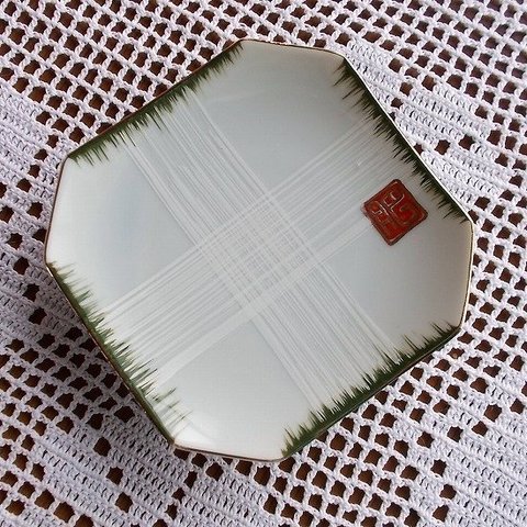 【肥】緑白刷毛柄赤金文字隅切り角小皿10.5cm