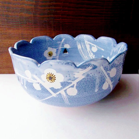 水色白抜き梅花枝図柄志野風花形菓子鉢