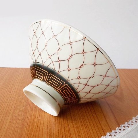 赤網目柄とグリーン＆金雷紋柄の個性的な昭和レトロ朝顔形お茶碗