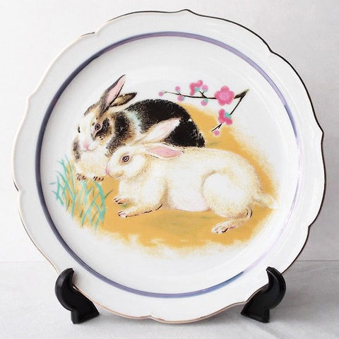 2023干支うさぎ/白と黒のうさぎ＆ピンク梅の花の絵皿/訳あり