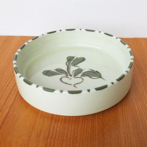 モスグリーンアイボリー野菜かぶの柄の切立円形大鉢