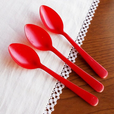 可愛い♪古い時代のレトロな赤い樹脂製スプーン(1本)