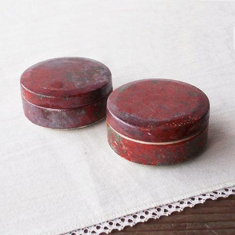 古い時代の赤緑色のフタモノ香合/蓋物/朱肉いれ/絵の具入れなどに