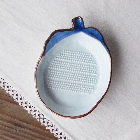 昭和レトロ食器/呉須さびなすびの形の3つ足陶器製すりおろし器/おろし皿