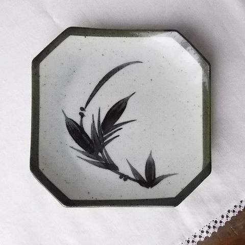 深緑梨地手書き笹の葉柄四角隅切皿