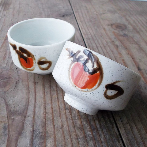 可愛らしい柿色ダルマさんの梨地もよう角煎茶湯呑み