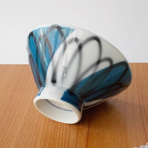 ブルーモザイク＆黒ライン柄レトロモダンなカッコいいお茶碗(大平)