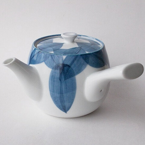 藍色で描かれた柏の葉が重なる様が美しい有田焼の急須