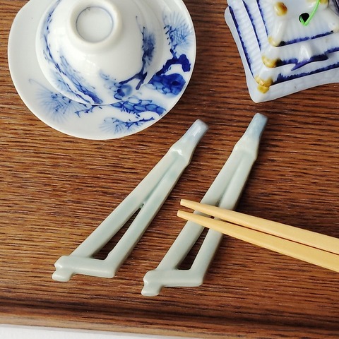 青磁色の松葉を象った可愛い箸置き/有田焼