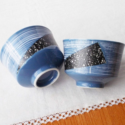 昭和40年代レトロで可愛いブルーホワイト刷毛目黒三角網目柄反り口湯呑み