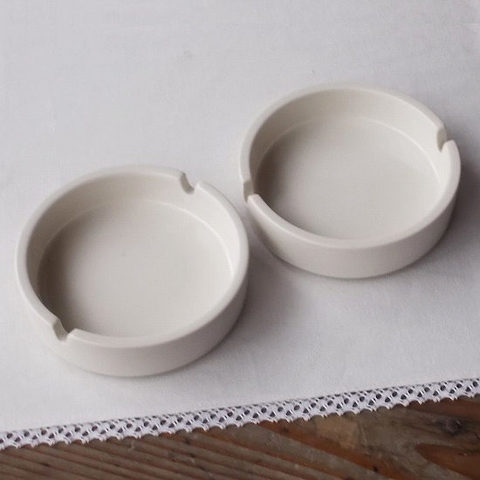 昭和レトロな陶器の灰皿/アイボリー厚口円形