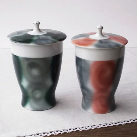 キュートなモヤモヤ柄サイケなグレー＆ピンクの可愛い蓋付き夫婦行儀湯呑みペア/訳あり