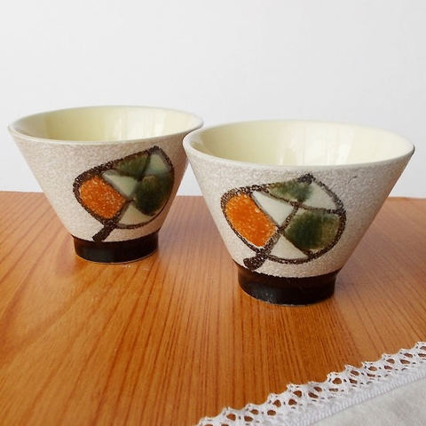 可愛い!モザイク木の葉柄白吹き腰黒レトロモダン朝顔形湯呑み