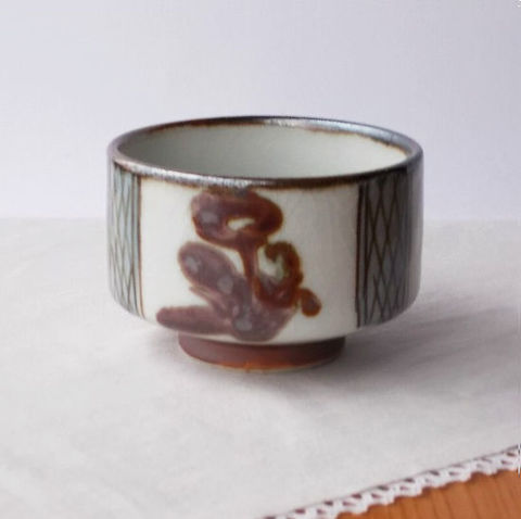 さび色手書き草花紋ブルー格子柄大きめ角煎茶湯呑み