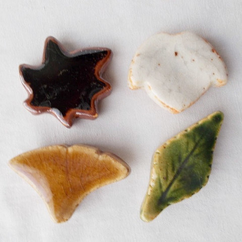 葉っぱの形の昭和レトロ陶器製の箸置き4種