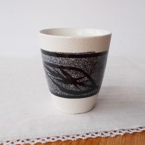 白吹き凹凸黒グレーモダン葉っぱ柄の昭和レトロなマロン湯呑み