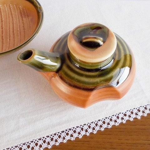 昭和レトロな食卓に/さび織部色の醤油差しタレ次ぎ