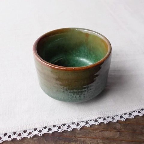 昭和レトロ食器/酒器/明るい茶色とグリーンの釉薬がとても綺麗なレトロぐい呑み