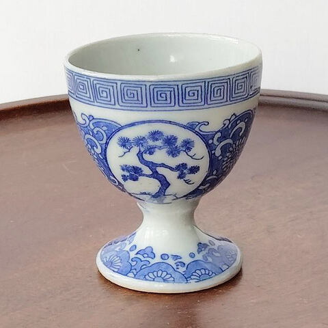 古い時代の馬上盃/松竹梅アラベスク銅版柄/統制陶器・戦前昭和初期/食前酒やエッグスタンドに