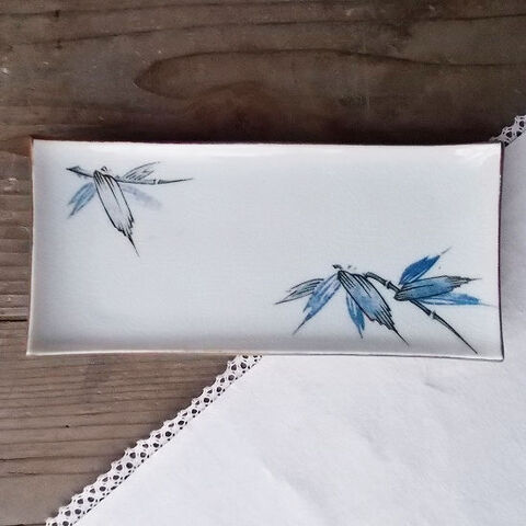 フチサビ笹の葉柄の隅反り長角皿