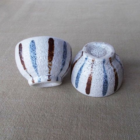 昭和レトロ食器/酒器/どこか癒し系な雰囲気の青茶十草柄志野風ぐい飲み盃