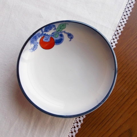 赤＆青2つの柿の実枝柄フチ瑠璃ぼかし小皿13.3cm