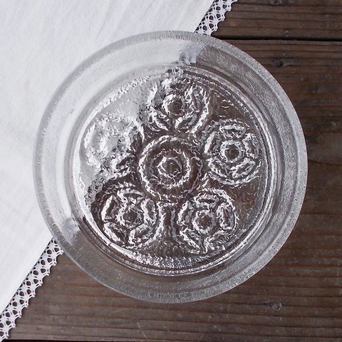 涼しげな刷りガラスの平皿【曽我ガラスはにわ】