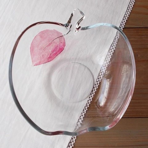 赤い葉っぱ付き大きなリンゴのガラスボウル曽我ガラス