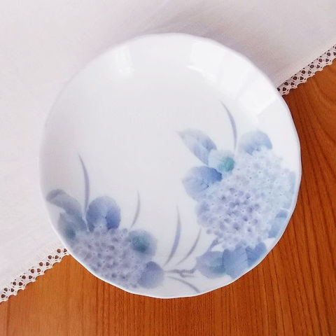 白磁紫あじさい花柄4.5寸13.5cm小皿/昭和のロングランシリーズ