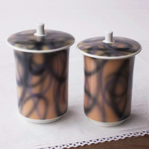 レトロサイケなぐるぐるライン柄ベージュ茶グレーラインの可愛い蓋付き夫婦行儀湯呑みペア