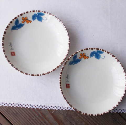 アイボリーさび十草朱木の実ぶどう柄の少し深みが有る小皿14cm