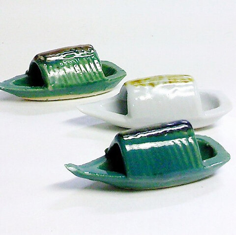 古い時代のお膳用の醤油さし(船型・緑or白)