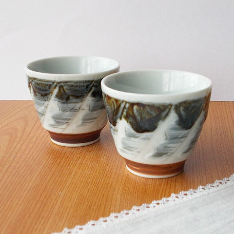 アンティークな雰囲気の素敵な湯呑み/深緑ねじり刷毛目腰さび内青磁色